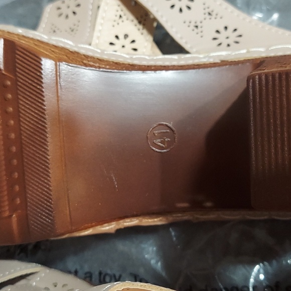 Women's 2 inch heel 41 9.5 size Sandals apricot beige color NWT buckle. - Picture 6 of 10